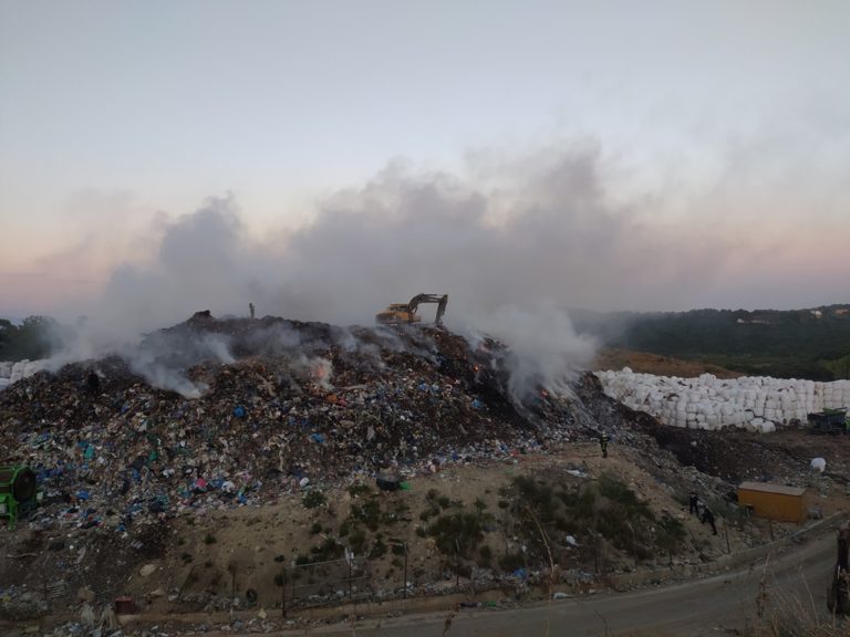 Κόρινθος: Υπο μερικό έλεγχο η πυρκαγιά σε χώρο εναπόθεσης απορριμμάτων στη Νεμέα