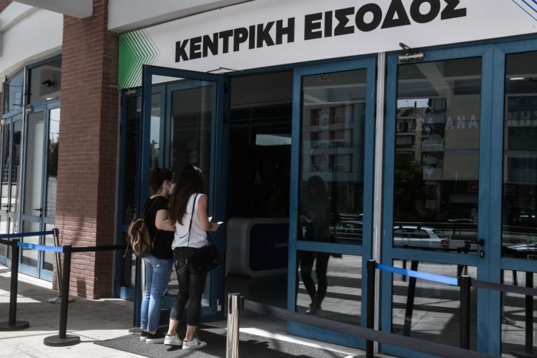 “Έκρηξη” των ραντεβού για εμβολιασμό στους νέους