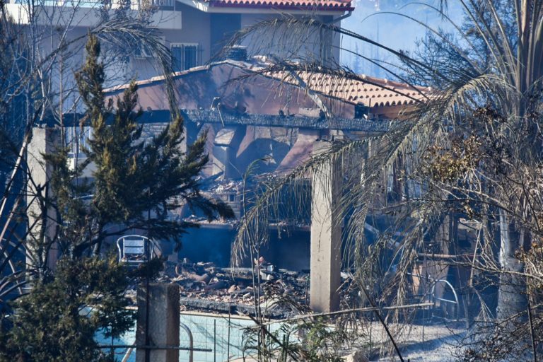 Σε εξέλιξη η φωτιά στην Αχαΐα: Καίει δάση στην περιοχή της Δροσιάς