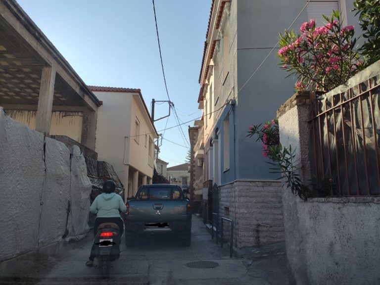 Μόνο μικρά οχήματα στην πάροδο Αεροπόρου Γιανναρέλλη στη Μυτιλήνη