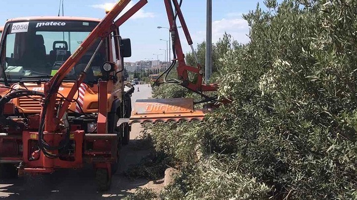 Εργασίες κοπής πρασίνου στην περιφερειακή και την Εθνική Οδό Θεσσαλονίκης-Νέων Μουδανιών
