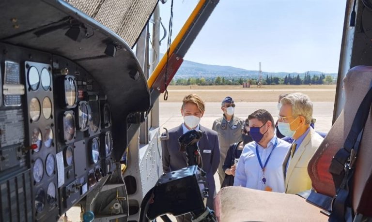 Επίσκεψη Χαρδαλιά – Πάιατ σε πιλότους ελικοπτέρων πυρόσβεσης