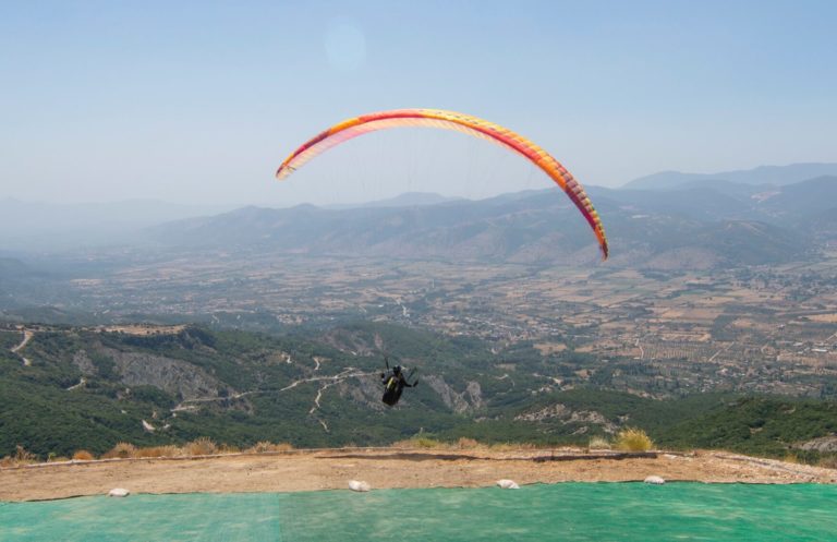 Αλεξίπτωτο πλαγιάς: Εντυπωσιακές εικόνες στον ουρανό της Παραμυθιάς (φωτογραφίες)