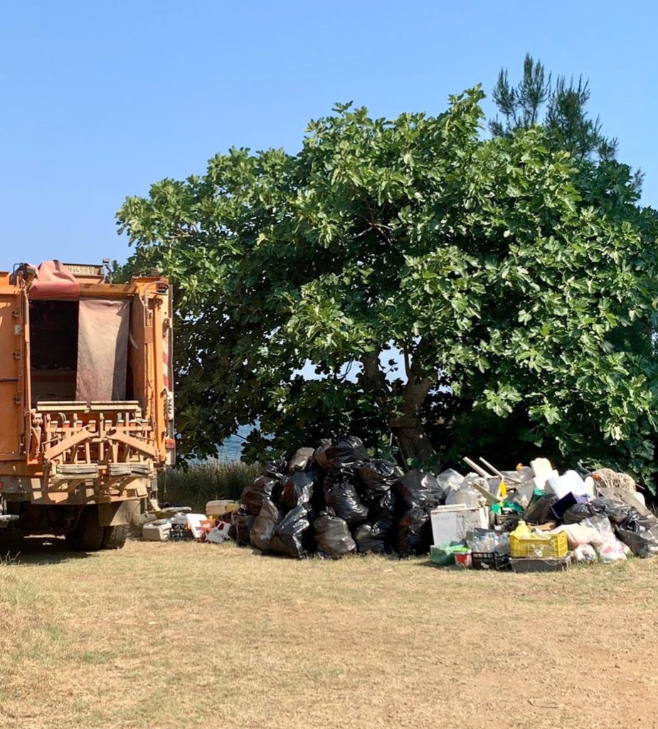 Ήρθε για διακοπές στην Ελλάδα και μάζεψε εθελοντικά ένα φορτηγό σκουπίδια