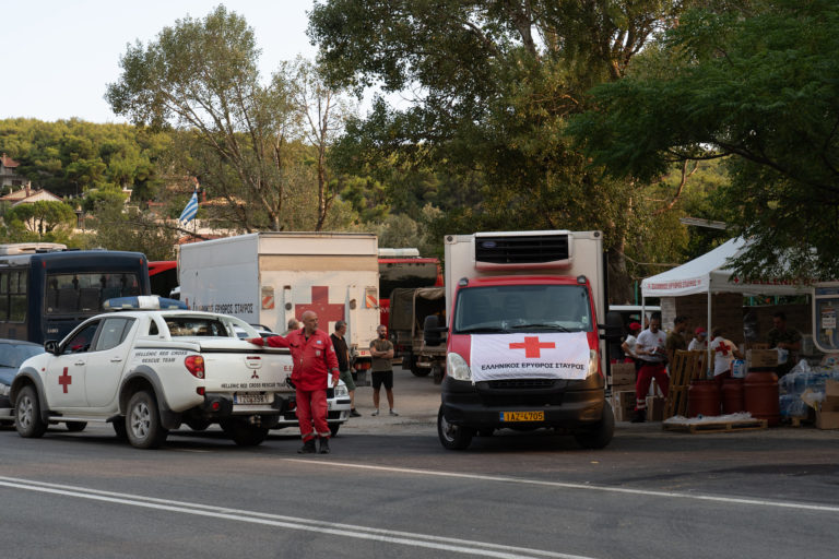 Ο Ερυθρός Σταυρός δίπλα στους πυρόπληκτους, με 24ωρο σταθμό ανεφοδιασμού και Α’ Βοηθειών (video)