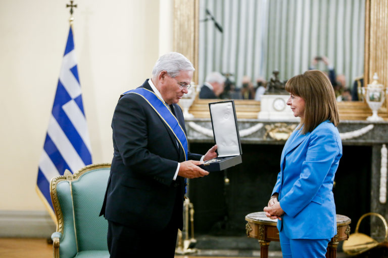 Παρασημοφόρηση του Ρ. Μενέντεζ από την Κ. Σακελλαροπούλου – Θερμό κλίμα και στα Υπουργεία Εξωτερικών και Άμυνας