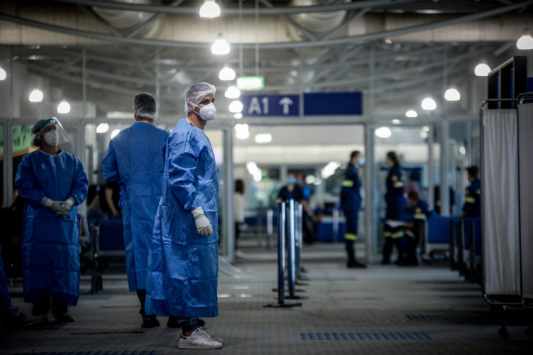 Υποχρεωτικό τεστ κορονοϊού στην άφιξη για ταξιδιώτες που δεν έχουν εμβολιαστεί από 13 χώρες – Λίστα