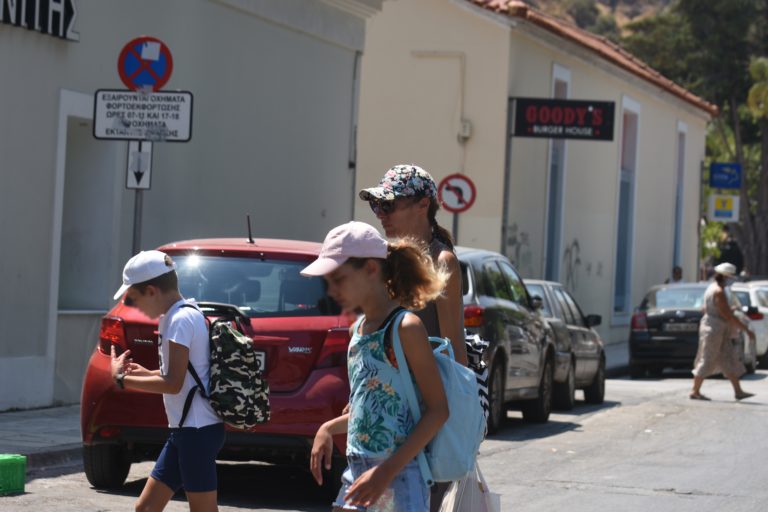 Μελέτη: Τα μικρά παιδιά μεταδίδουν τον κορονοϊό συχνότερα μέσα στα σπίτια, από ό,τι οι έφηβοι