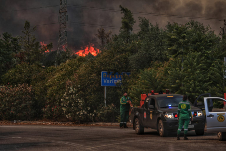 Βίντεο: Μέσα στον οικισμό η φωτιά στην Βαρυμπόμπη- Εγκαταλείπουν οι κάτοικοι τα σπίτια τους