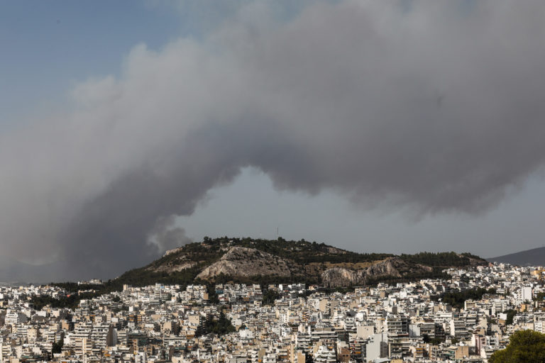 Φωτογραφίες: Η ανεξέλεγκτη πυρκαγιά της Βαρυμπόμπης όπως φαίνεται από τον λόφο του Λυκαβηττού