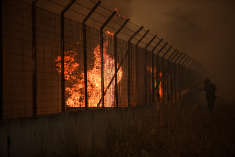 ΑΔΜΗΕ: Σε κίνδυνο η τροφοδοσία της Ανατολικής Αττικής λόγω της φωτιάς στη Βαρυμπόμπη