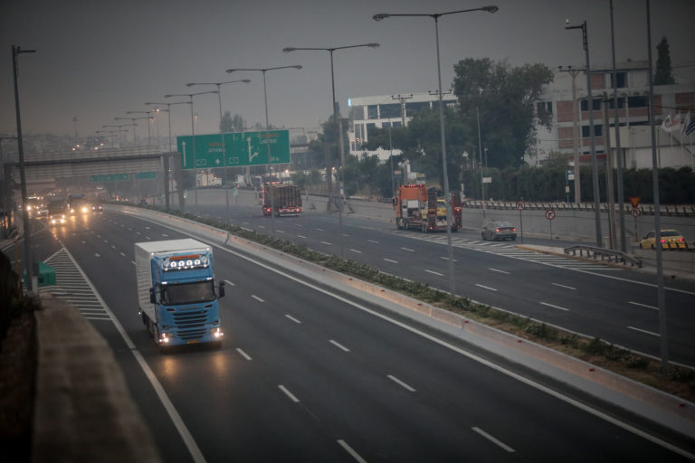 Πυρκαγιά στη βόρεια Αττική: Άνοιξε η Εθνική Οδός Αθηνών – Λαμίας