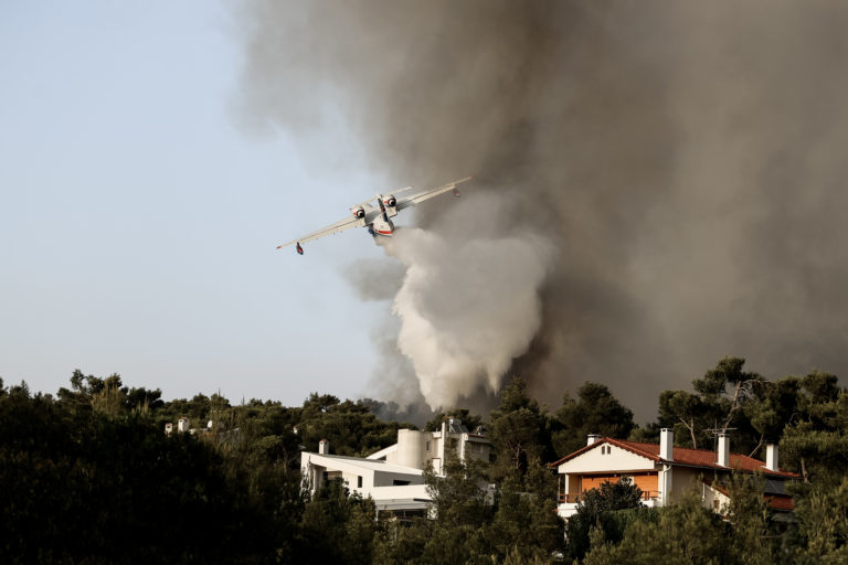 Προβλήματα στην υδροδότηση 13 περιοχών της Αττικής λόγω της φωτιάς στη Βαρυμπόμπη