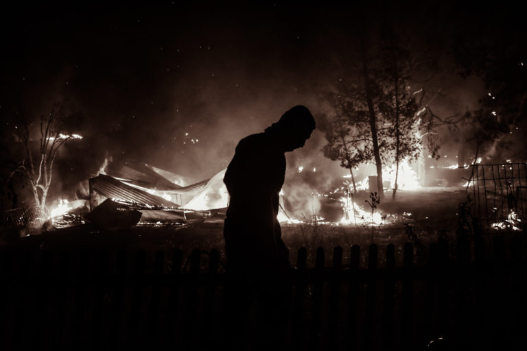 Δήμαρχος Αχαρνών: Η φωτιά έχει μπει σε σπίτια στον οικισμό της Βαρυμπόμπης
