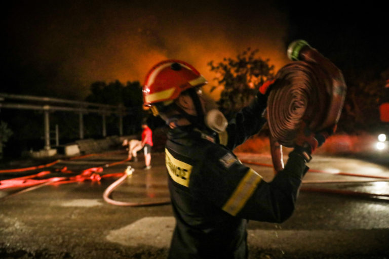 Πυροσβέστης τραυματίστηκε στην Πάρνηθα – Μεταβαίνει ελικόπτερο να τον παραλάβει