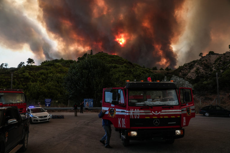 Δύο εθελοντές πυροσβέστες διασωληνωμένοι στη ΜΕΘ του ΚΑΤ