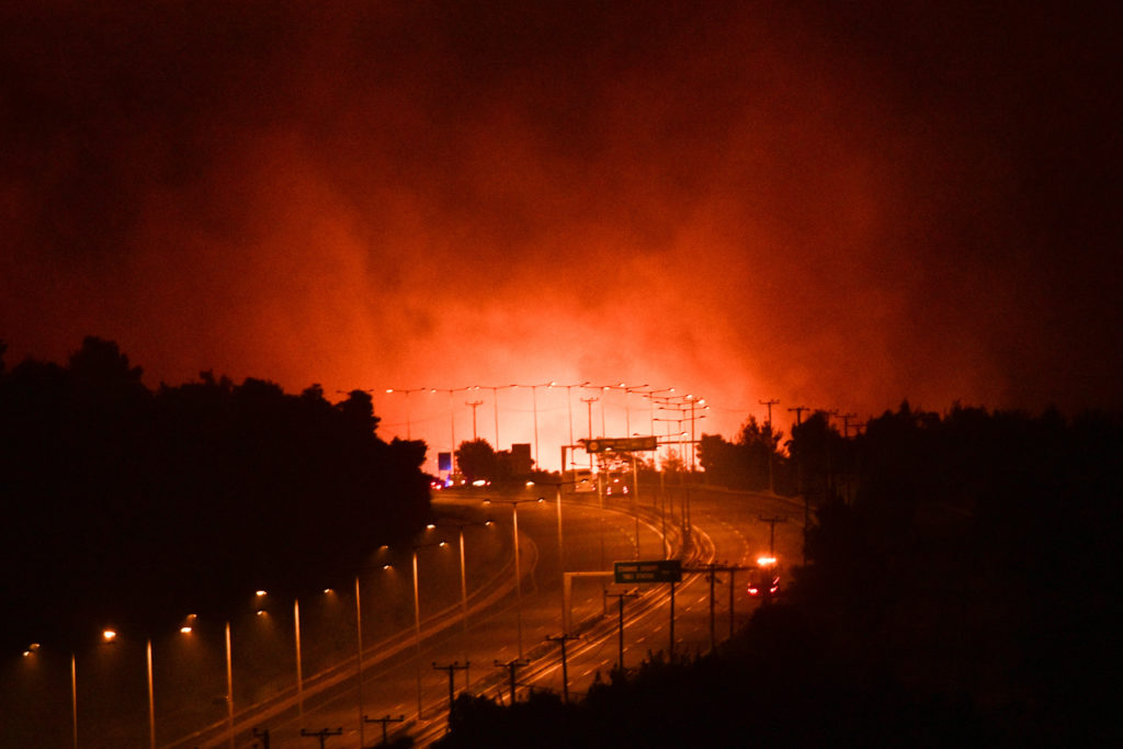 Live: Οι φλόγες πολιορκούν την Ιπποκράτειο Πολιτεία – Η φωτιά απειλεί Καπανδρίτι και Άγιο Στέφανο – Ώρες αγωνίας