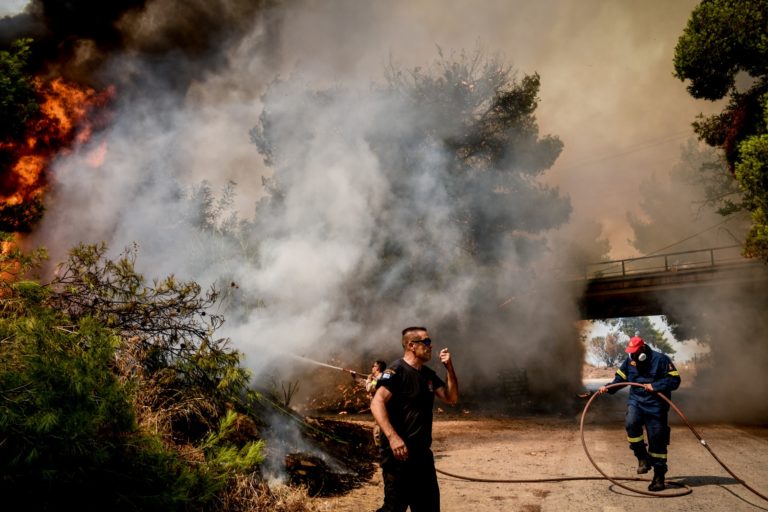 Διασωληνωμένοι οι δύο εθελοντές πυροσβέστες – Η κατάσταση των τραυματιών (video)