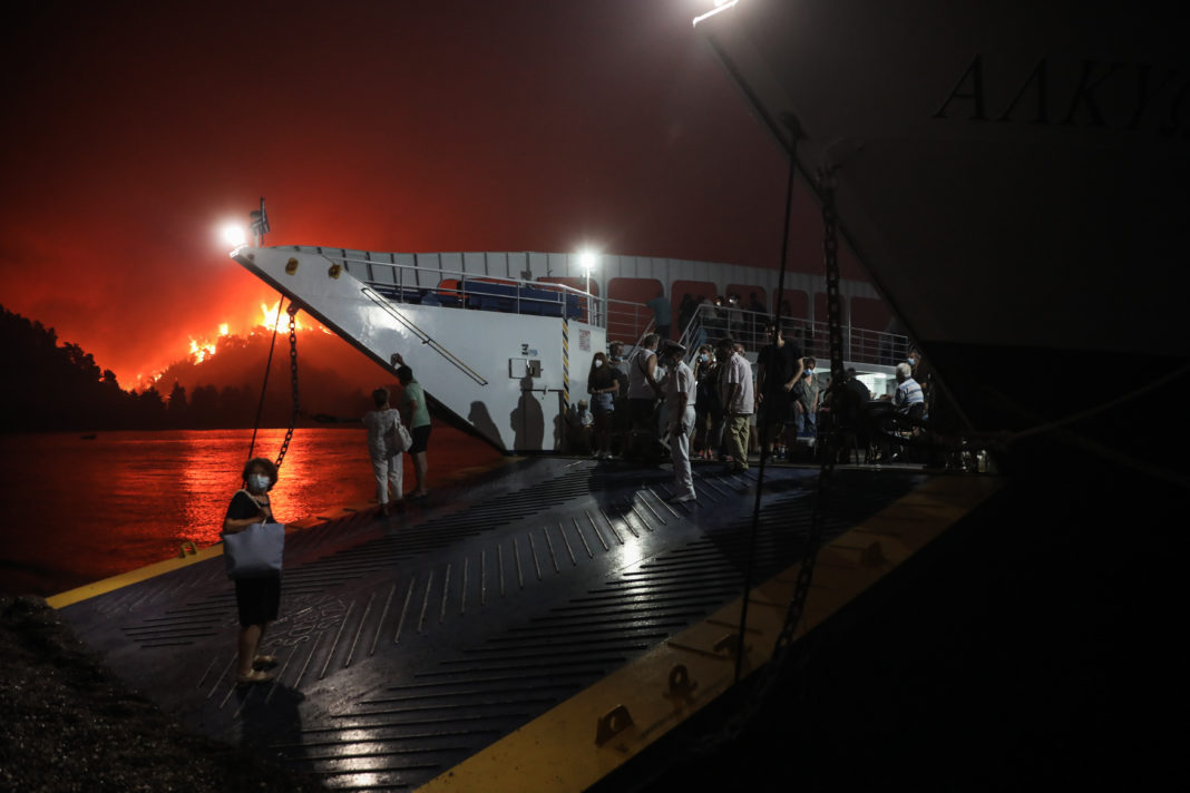 Βόρεια Εύβοια: Η φωτιά μπήκε μέσα στη Λίμνη