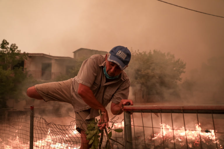 Συγκεντρώνουν είδη πρώτης ανάγκης στη Λέσβο για τους πυρόπληκτους