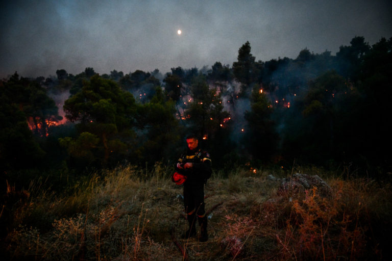 Βίλια: Οριοθετήθηκε η πυρκαγιά – Επικεντρώνουν στο νότιο μέτωπο αποτρέποντας επέκταση (video – φωτογραφίες)