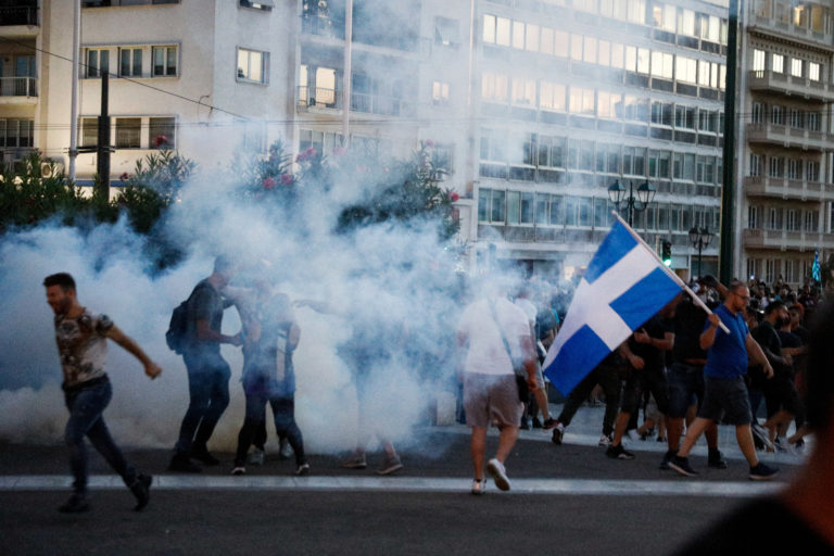 Επεισόδια στην συγκέντρωση των αντιεμβολιαστών στο Σύνταγμα – Έγιναν 47 προσαγωγές (video)