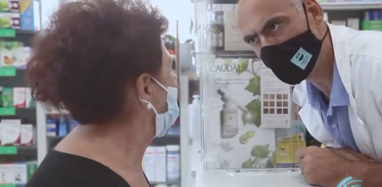 Το χιούμορ αντίδοτο στο φόβο του εμβολιασμού – Φαρμακοποιός εναντίον…  5G (video)