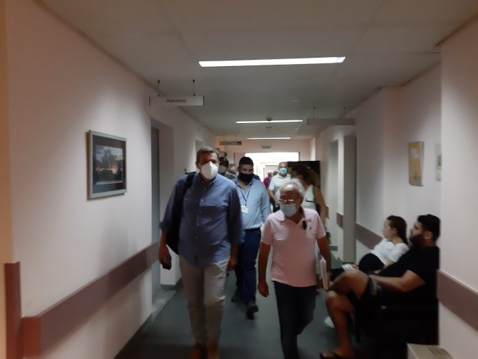 Tο Γενικό Νοσοκομείο Αγίου Νικολάου επισκέφθηκε ο τομεάρχης και πρώην υπουργός Υγείας του ΣΥΡΙΖΑ Α. Ξανθός