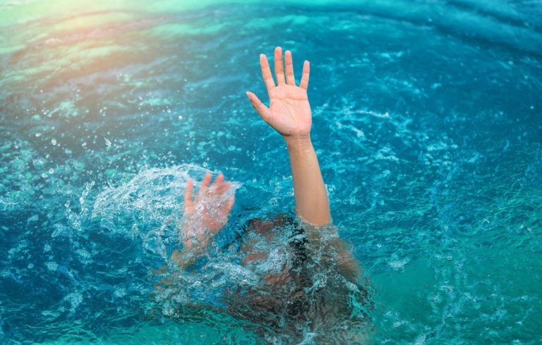 Γιατροί του νοσοκομείου Αγίου Νικολάου έσωσαν από πνιγμό ανήλικη που κολυμπούσε σε πισίνα