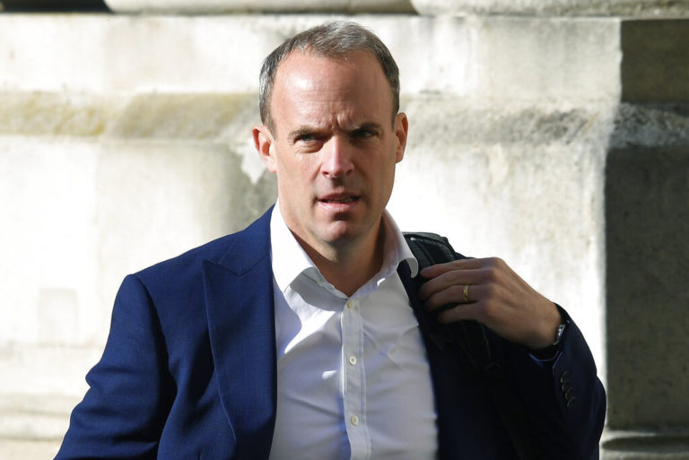 Βρετανία: Επικρίσεις κατά του ΥΠΕΞ για ολιγωρία στην εκκένωση Αφγανών διερμηνέων – Ήταν διακοπές στην Κρήτη