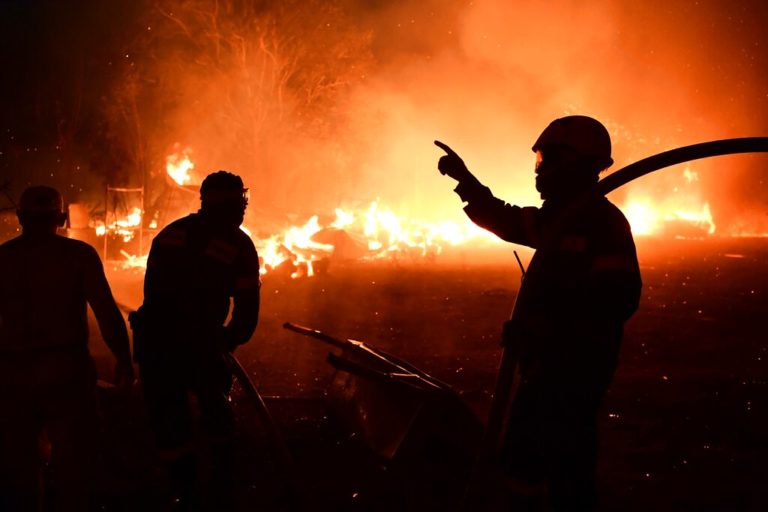 Βαρυμπόμπη: Στις φλόγες δάσος, σπίτια, επιχειρήσεις ― Ολονύχτια μάχη με την φωτιά ― Περιοχές σε κίνδυνο (video)