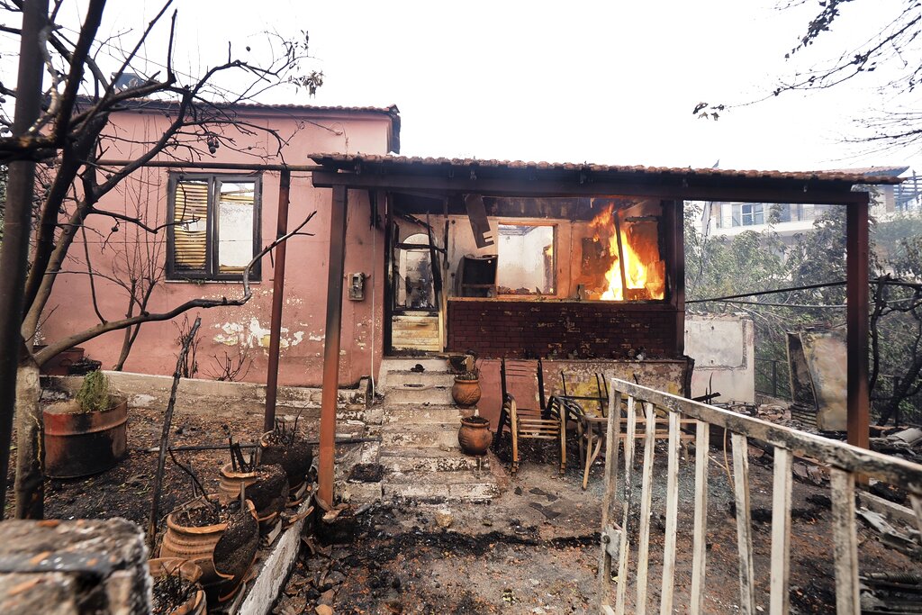 Β. Εύβοια: Ενώθηκαν τα μέτωπα – Έκκληση για εναέρια μέσα – Συγκλονιστική μαρτυρία από το μέτωπο της φωτιάς