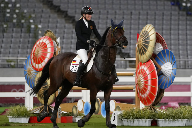 Σοκ: Η προπονήτρια της Γερμανίας έριξε γροθιά σε άλογο και αποβλήθηκε από τους Ολυμπιακούς Αγώνες (video)