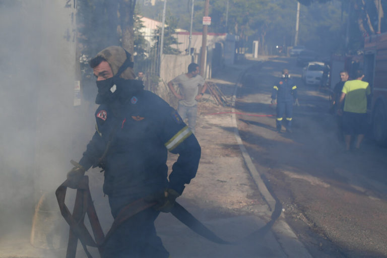 Αντιμετωπίστηκε η φωτιά στην Πετρούπολη