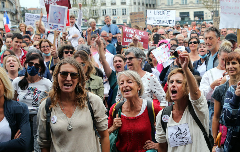 Γαλλία: Διαδηλώσεις τέταρτο συνεχόμενο Σαββατοκύριακο για το πιστοποιητικό εμβολιασμού κατά της COVID-19