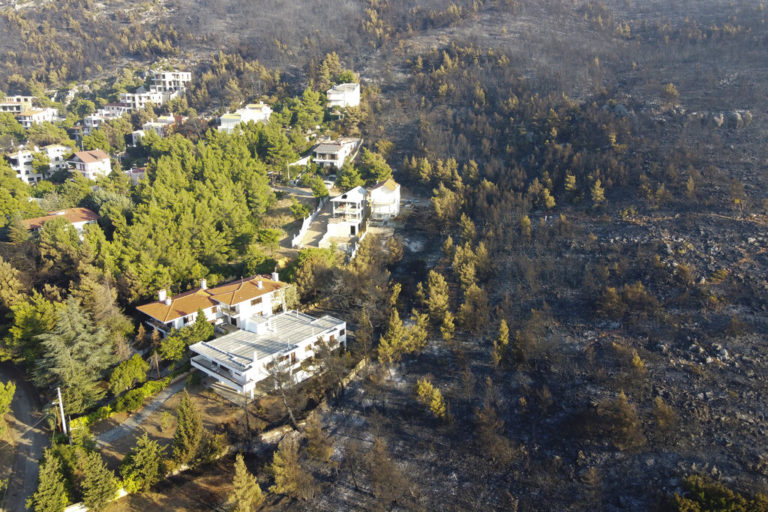 Φωτογραφία – Θρακομακεδόνες: Εκεί που οι φλόγες «έγλειψαν» τα σπίτια
