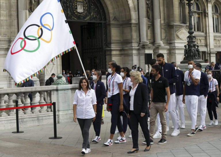 Στο Παρίσι η Ολυμπιακή σημαία