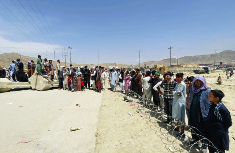 Αφγανιστάν: Παγκόσμια ανησυχία υπό τον φόβο για προσφυγικό κύμα — Τεταμένη η κατάσταση στο αεροδρόμιο της Καμπούλ (video)