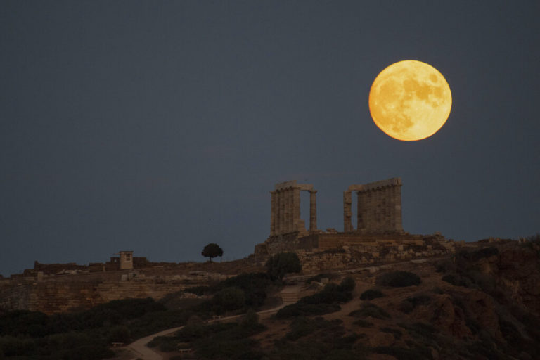 Βίντεο – φωτογραφίες: Πανσέληνος ή «Μπλε Σελήνη» — Απόψε το πιο λαμπρό φεγγάρι της χρονιάς