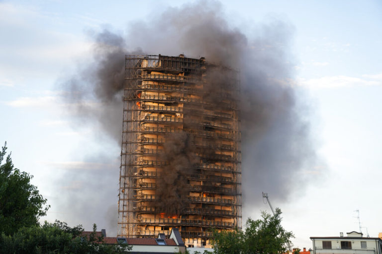 Πυρκαγιά σε ουρανοξύστη του Μιλάνου: Ένα παρολίγο Ιταλικό “Grenfell Tower”, με πολλές ομοιότητες