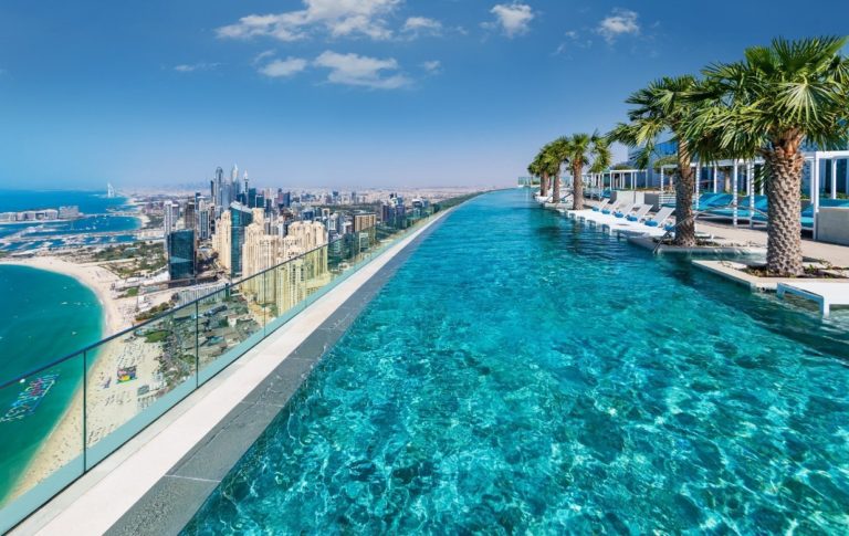 Η ψηλότερη πισίνα υπερχείλισης στον κόσμο βρίσκεται στο Ντουμπάι