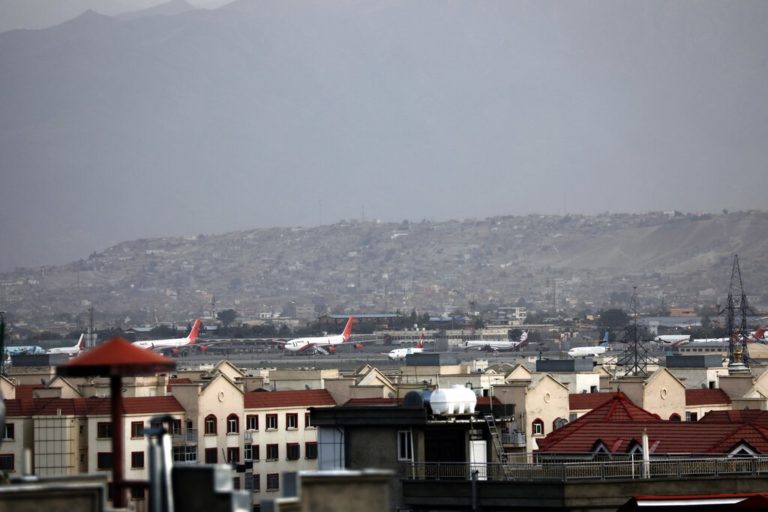 Αιματοκύλισμα στην Καμπούλ – Το ΙΚ ανέλαβε την ευθύνη για την επίθεση στο αεροδρόμιο – Πληροφορίες για 3η έκρηξη