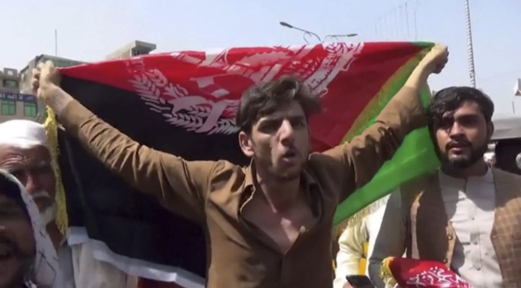 Αφγανιστάν: Σκηνές αλλοφροσύνης και χάους – Αιματηρές διαδηλώσεις στη Τζαλαλαμπάντ (video)