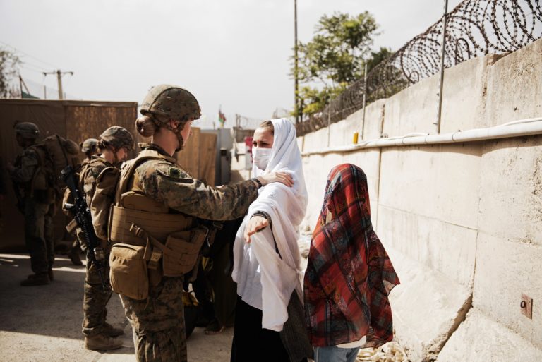 Φόβος & απόγνωση στο Αφγανιστάν – Έρευνες των Ταλιμπάν από πόρτα σε πόρτα
