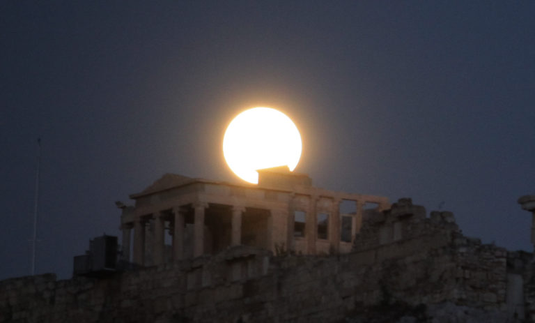 Η οπτική απάτη του αυγουστιάτικου φεγγαριού και άλλοι μύθοι