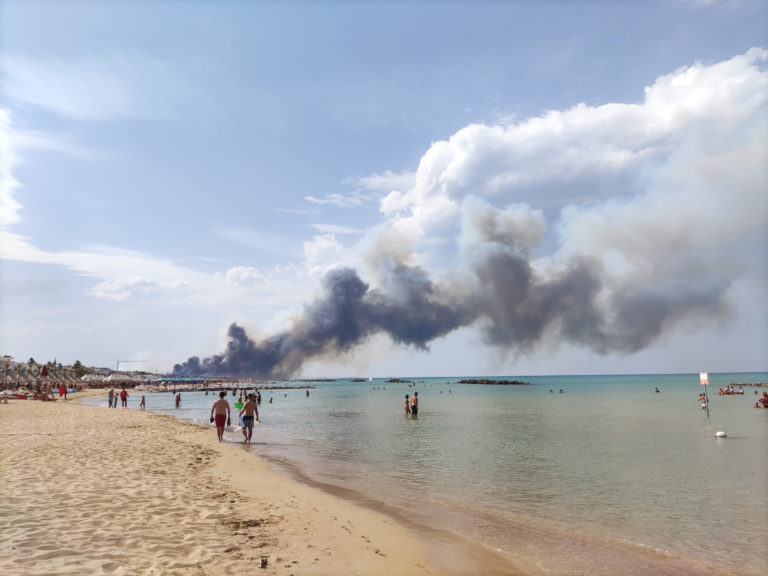 Ιταλία: Πυρκαγιά κατέστρεψε τον πευκώνα της πόλης Πεσκάρα και εκκενώθηκαν σπίτια – Τραυματίες στο νοσοκομείο