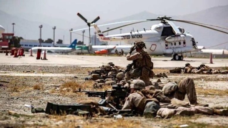 Αγωνία για την αερογέφυρα απεγκλωβισμού από την Καμπούλ – Επιδρομή των ΗΠΑ κατά της ISIS