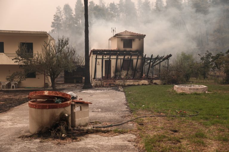 Στις 17:00 η ανακοίνωση των μέτρων στήριξης των πυρόπληκτων