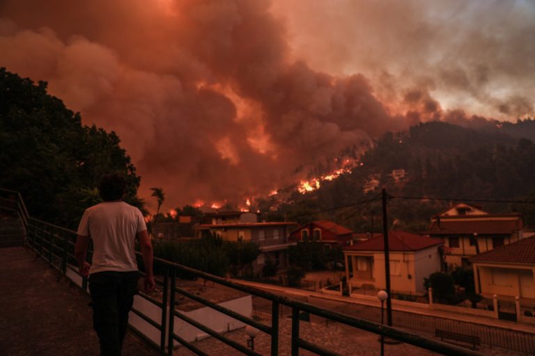 Αντιπαράθεση κυβέρνησης – ΣΥΡΙΖΑ στα περί «εντολής μη κατάσβεσης» στην Εύβοια