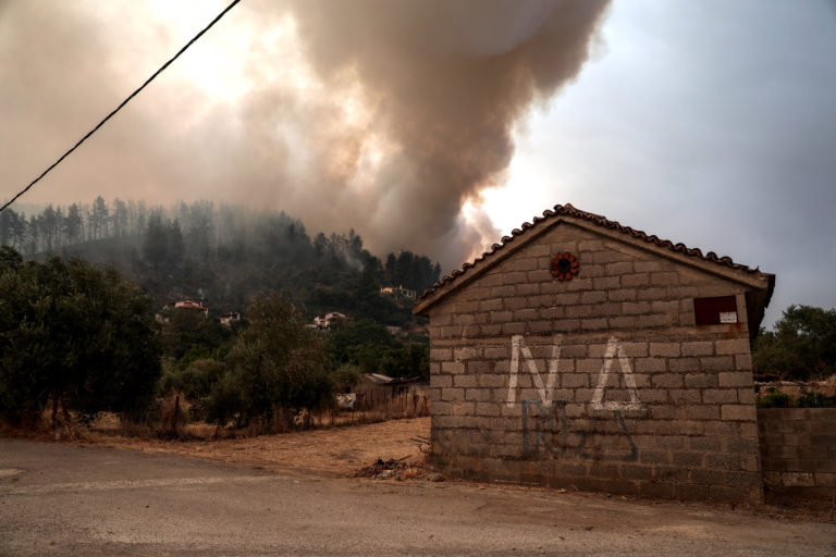 «Αμετανόητος ο κ. Μητσοτάκης συνεχίζει να προκαλεί την κοινωνία» — Σκληρή κριτική από την αντιπολίτευση για τις πυρκαγιές